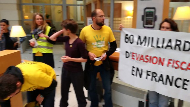 Bordeaux : le collectif des Faucheurs de chaises à la banque BNP Paribas du cours du Chapeau-Rouge