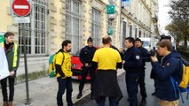 Bordeaux : le collectif des Faucheurs de chaises à la banque BNP Paribas du cours du Chapeau-Rouge