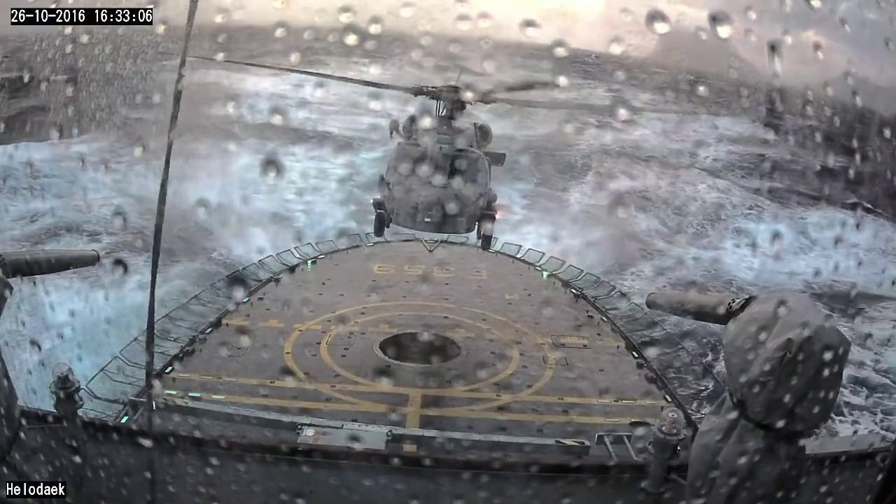 Ce pilote d'hélicoptère de l'armée danoise atterrit sur un bateau en pleine tempete... Exploit incroyable