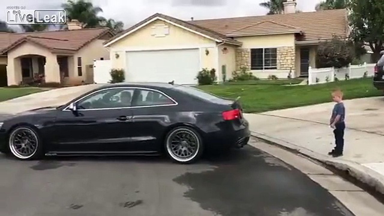 Ce papa arrache la dent de lait de son fils avec son Audi S5
