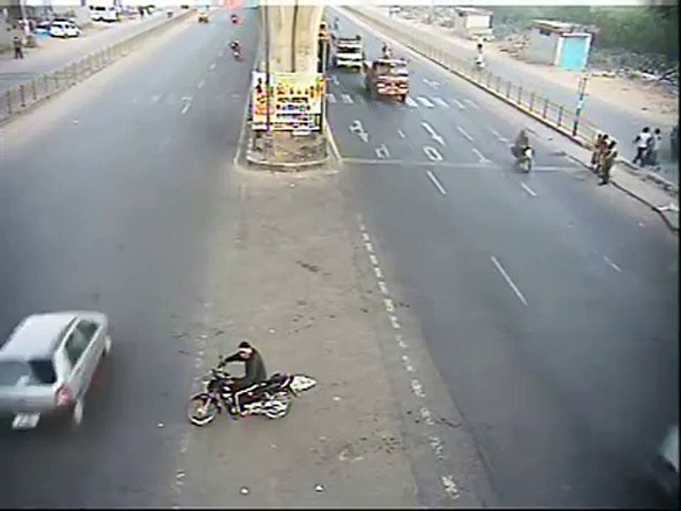 Bangalore Accident Videos 2015 - Garebhavipalya Junction