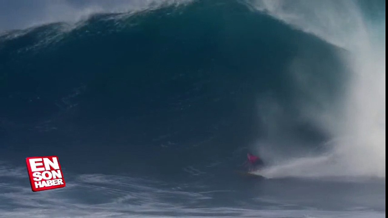 Vahşi dalgalar eşliğinde çılgın sörf