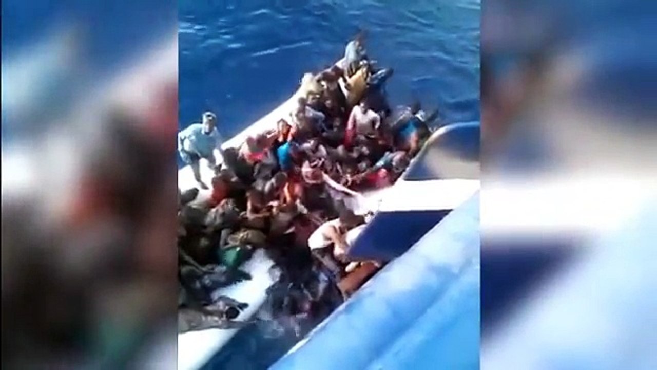 Un bateau rempli de migrants coule en tentent d'aborder un gros paquebot !