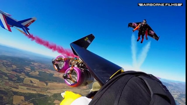 Le 18:18 : les images incroyables de trois hommes volants entre les avions de la patrouille de France