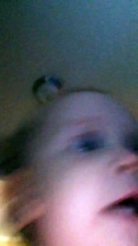 Un bébé court en se filmant avec un téléphone