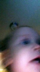 Un bébé court en se filmant avec un téléphone