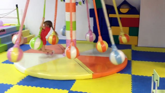 ДЕТИ ИГРАЮТ В ДОКТОРА С УКОЛАМИ ОКАЗАНИЕ ПЕРВОЙ ПОМОЩИ СПАСЕНИЕ ЖИЗНИ