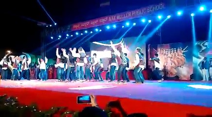 Dàn đèn sân khấu đổ sập làm chết 9 em học sinh đang biểu điễn ở Ấn Độ