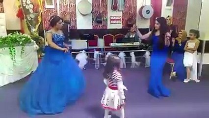 Bu Sene Modaymış Gelin ve Kız Kardeşi Erik Dalı Kaşık Oyunu Oynatmak