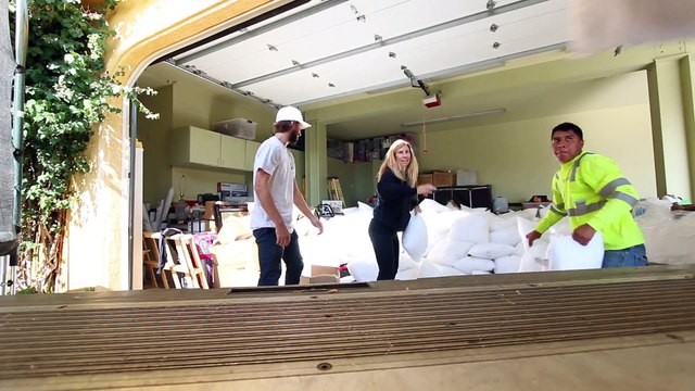 Ils donnent 1000 coussins et oreillers à des sans-abris