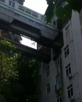 Ce métro aérien passe dans un Immeuble !!