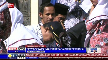 Para Siswa di Solo Sungkeman Massal ke Gurunya
