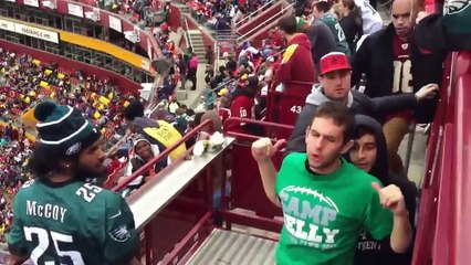 Скачать видео: Baston des 2 supporters de Foot US au FedEx field