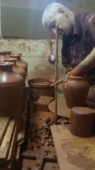Regardez ce potier travailler : quel talent et maitrise!