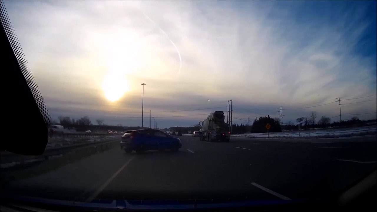 Il fait un tête à queue en pleine autoroute... Peur de sa vie!