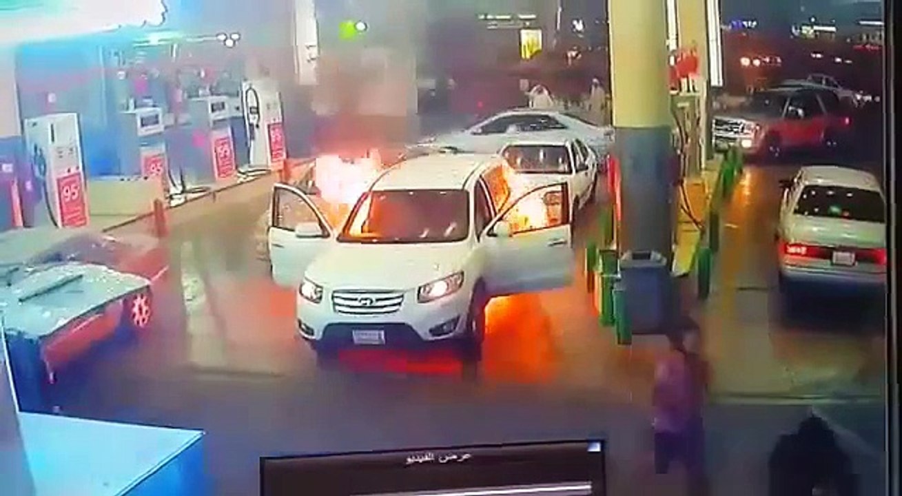 La réaction des gens a permis d'éviter le pire lorsqu'une voiture a pris feu à une station-service