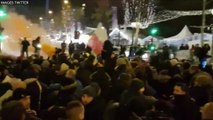 Paris : 200 policiers manifestent sur les Champs-Élysées