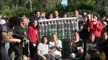 متطوعون يصنعون نظم طاقة شمسية من النفايات