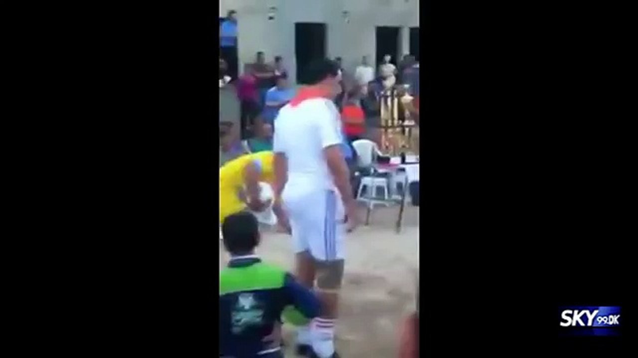 Momento que BOMBISTA Suicida do ISIS covardemente explode em Estádio de Futebol!