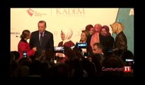 Sahneye atlayıp Cumhurbaşkanı Erdoğan’a sarıldı