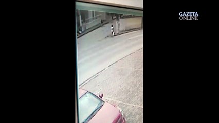 Motociclista é lançado contra poste em Santa Teresa