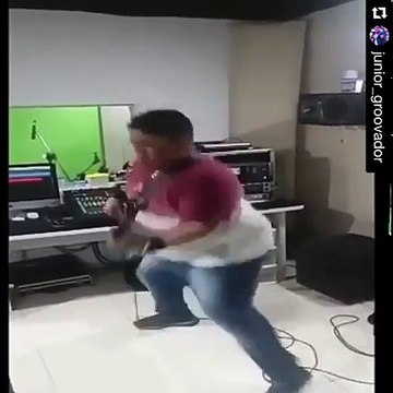 Même en studio ce bassiste donne tout et danse comme un dingue. Ahaha!!!