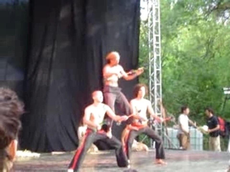 [08_08_07]Mecs dance avec batons gros crackage