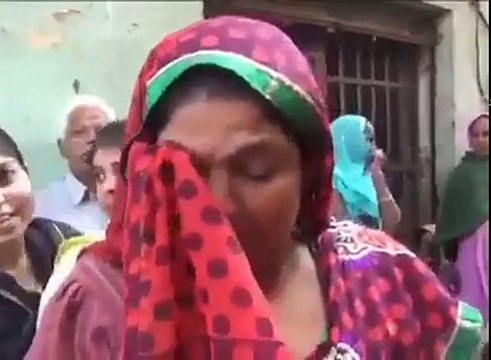 ਇੱਕ ਪਾਸੇ ਮੋਦੀ ਦੇ ਲਾਡਲੇ 500 ਕਰੋੜ ਦੇ ਵਿਆਹ ਕਰ ਰਹੇ ਹਨ 'ਤੇ ਦੂਜੇ ਪਾਸੇ ਆਮ ਜਨਤਾ ਨੂੰ ਵਿਆਹ 'ਤੇ ਹੋਰ ਜਰੂਰਤਾਂ ਲਈ ਬੈਂਕਾਂ ਵਿੱਚ ਆਪਣੀ ਖੱਜਲ-ਖੁਆਰੀ ਕਰਵਾਉਣੀ ਪੈ ਰਹੀ ਹੈ