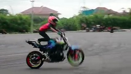 Ce que fait cet enfant en moto est juste bluffant !