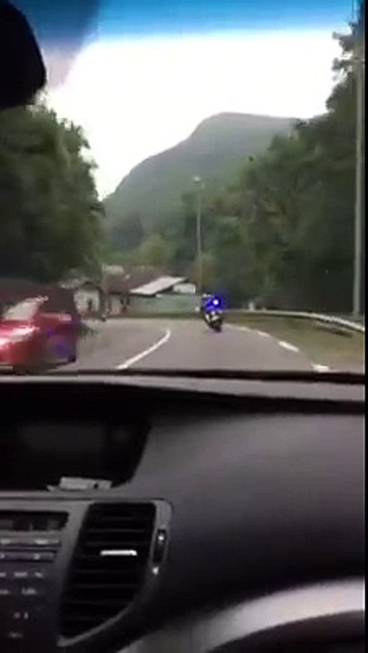 Un couple escorté par les motards de la gendarmerie