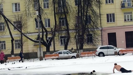 Un homme sauve un chien tombé dans un étang gelé