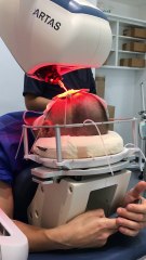 Travailler pendant une greffe capillaire