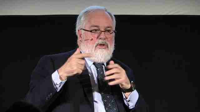 Cañete defiende que el brexit obligaría a elevar los objetivos climáticos del resto de la UE