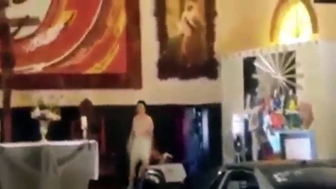 Un homme entre dans une église avec sa voiture et marche tout nu en criant