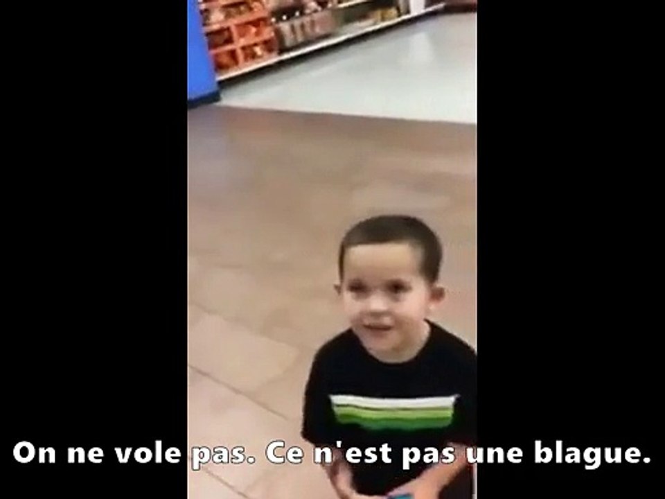 Un père surprend son fils en train de voler et lui donne une bonne leçon