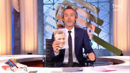 Le livre "Révolution" d'Emmanuel Macron illustré par une photo de son premier conseil des ministres