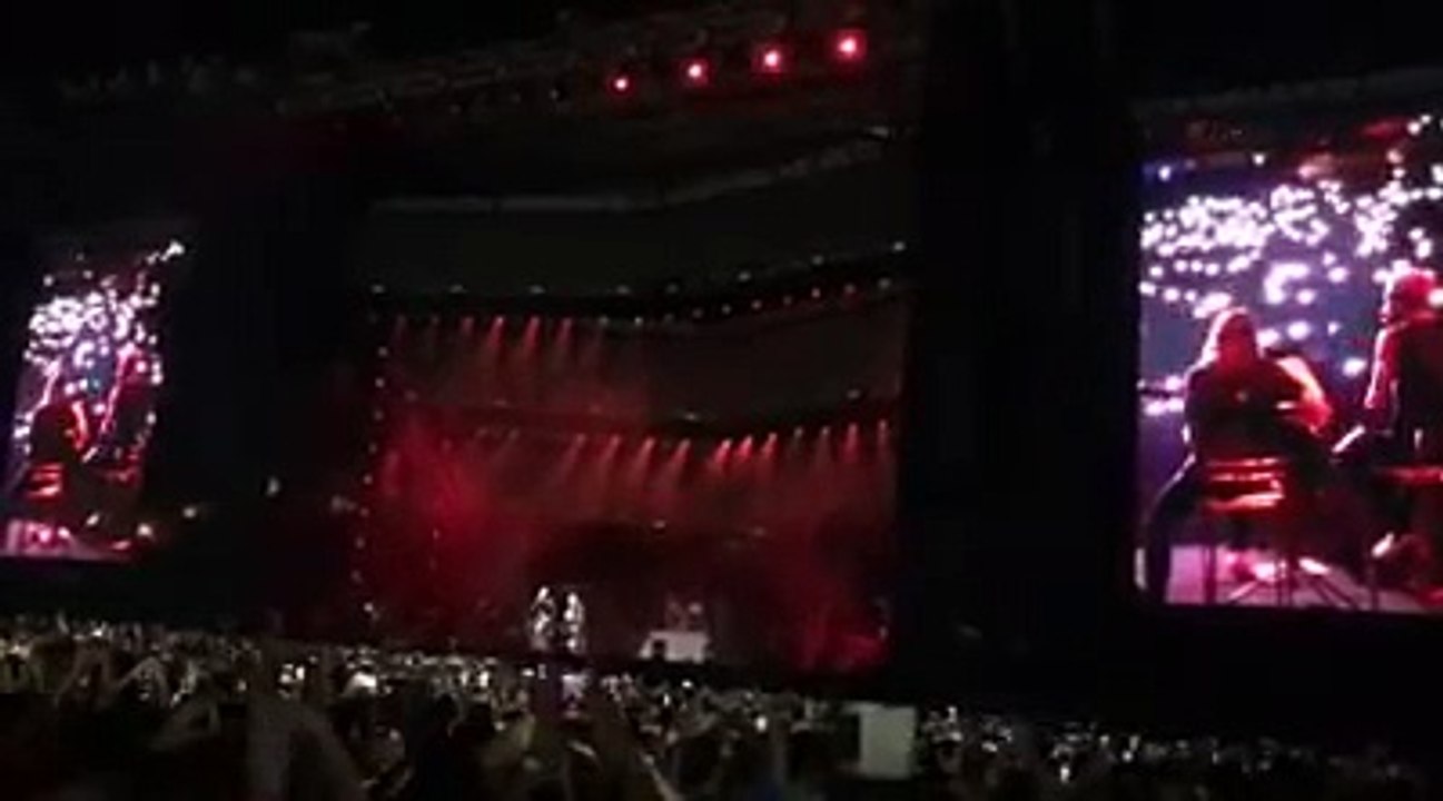 Adam Levine, vocalista dos MAROON5, canta em PORTUGUÊS!!!