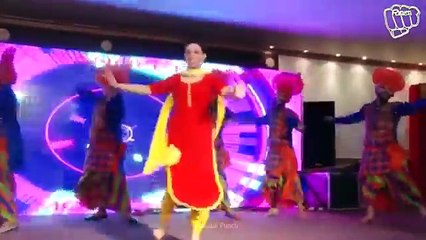 Dance wali att karti girl dance on stage