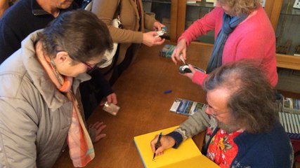 Antoine présente son film sur la Polynésie au théâtre de la Halle-au-Blé