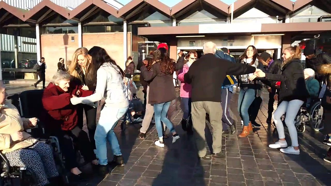 Koekelberg: Les résidents du home Acacias dansent place Simonis