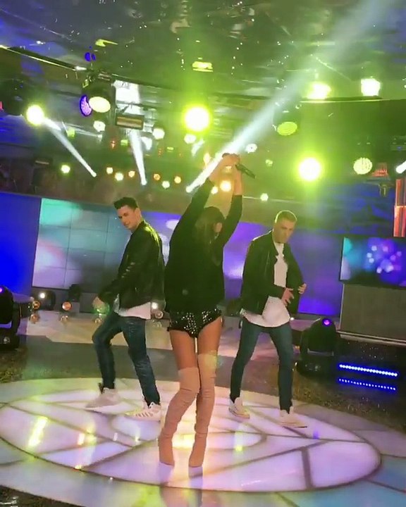 Ольга Бузова - Под звуки поцелуев LIVE