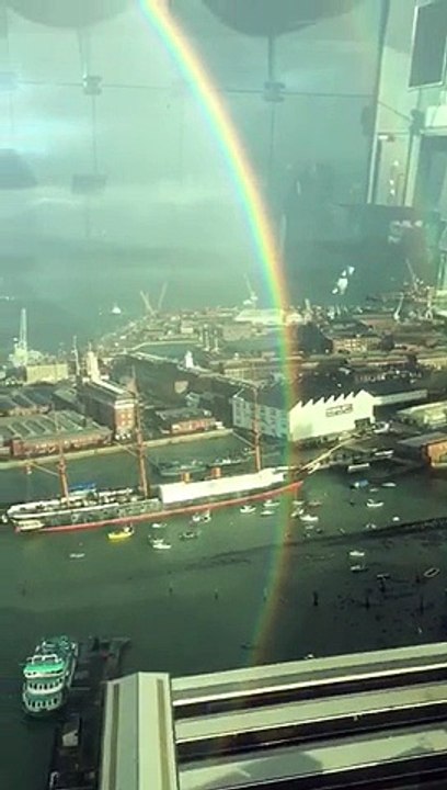 Un arc-en-ciel à 360° filmé depuis la Spinnaker Tower : incroyable