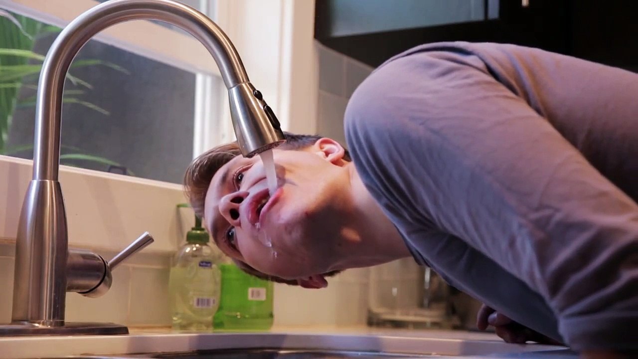 Evde Yalnızken ve Başkası Varken Yaptığımız Hareketler