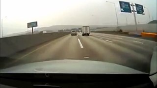 Terrible accident de voiture sur une autoroute
