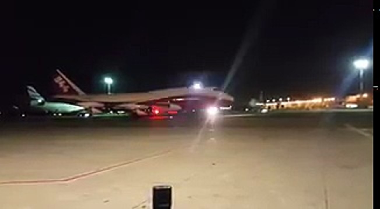 В Израиль прилетел противопожарный супертанкер из США