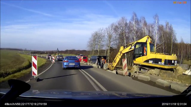 Increible : coche tiene accidente justo delante de ambulancia