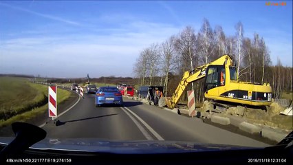 Increible : coche tiene accidente justo delante de ambulancia