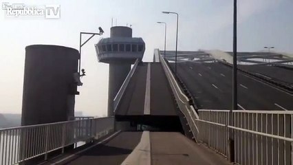 Il ponte inizia a sollevarsi... Tenete d'occhio l'auto parcheggiata in cima!