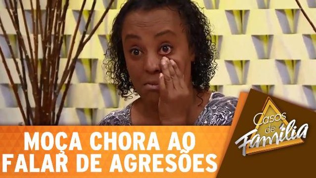 Mulher chora muito ao falar sobre agressões de marido