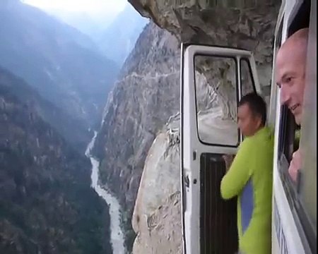 Самая опасная дорога. Это как дорога в один конец. УЖАААС! Смотрите....